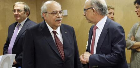El conseller Andreu Mas-Colell saluda al ministro Montoro antes de comenzar la reunión del Consejo de Política Fiscal
