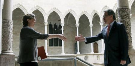 El president de la Generalitat, Artur Mas, y la alcaldesa de Barcelona, Ada Colau, se saludan antes de mantener la primera reunión de trabajo desde que la líder de BComú tomó posesión de su cargo