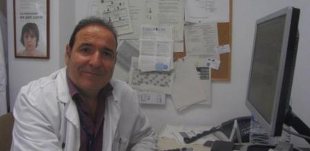 El doctor Palao en su consulta del Parc Taulí