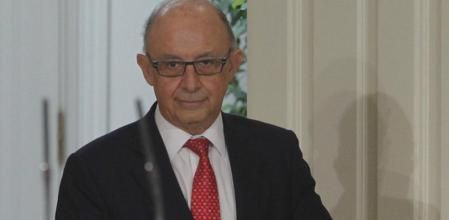 Montoro se dispone a dar una rueda de prensa en el Ministerio de Hacienda