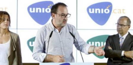 El candidato de Unió Democrática de Catalunya (UDC) a la presidencia de la Generalitat, Ramon Espadaler, acompañado por los números dos y tres de la lista electoral, Martín Rodríguez Sol y Marta Plana, respectivamente, durante la rueda de prensa en la que valoró la actualidad política, hoy en Barcelona.