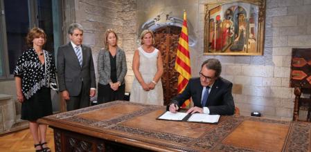 El presidente Mas firmando el decreto de convocatoria de elecciones.