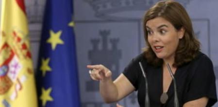 La vicepresidenta del Gobierno, Soraya Sáenz de Santamaría, durante la rueda de prensa que ha ofrecido tras la reunión mantenida hoy con el ministro de Hacienda, Cristóbal Montoro, para preparar la presentación del Proyecto de Ley de Presupuestos Generales del Estado para 2016.