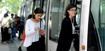 Mercedes Vidal, concejal de BComú y experta en urbanismo y medio ambiente, utiliza el tranvía para ir a trabajar