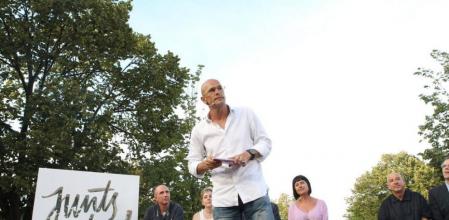 El cabeza de lista de Junts pel sí por Girona, Lluís Llach; la número dos por Lleida, Carmina Castellví; el cabeza de lista por Barcelona, Raül Romeva; la número dos por Tarragona, Montserrat Palau; y el número uno por Tarragona, Germà Bel, durante el acto de presentación, esta tarde en Barcelona, de los candidatos de la sociedad civil que figurarán en las listas.