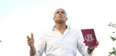 El cabeza de lista de Junts pel Sí por Barcelona, Raül Romeva, habla a los asistentes durante la presentación, esta tarde en Barcelona, de los candidatos de la sociedad civil que figurarán en sus listas