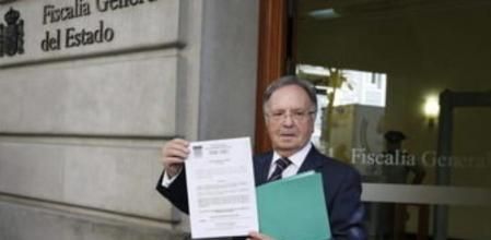 El secretario general del sindicato Manos Limpias, Miguel Bernard, muestra la denuncia que ha presentado hoy en la Fiscalía General del Estado para pedir la detención del presidente de la Generalitat, Artur Mas, por convocar unas elecciones de carácter plebiscitario