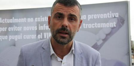 Santi Vila habla con la prensa durante un acto solidario en Palamós