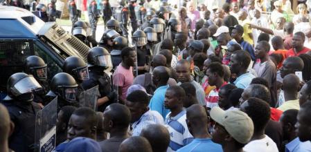Unos 200 senegaleses se concentraron, primero pacíficamente, en la plaza Sant Jordi frente al piso donde vivía su compatriota fallecido.