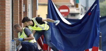 Agentes de los Mossos d'Esquadra trabajan en el lugar del apuñalamiento de Castelldefels