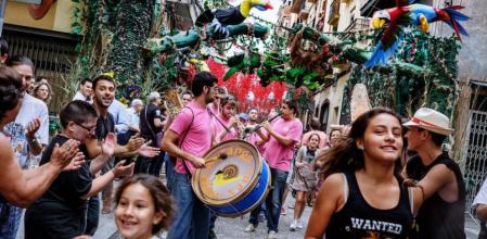 Una charanga a primera hora por la calle Verdi durante las fiestas de Gràcia 2014 de Barcelona