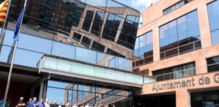 Minuto de silencio en de vecinos de Gavà, miembros de la corporación municipal y compañeros de trabajo de la víctima