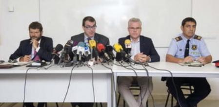 El conseller de Interior de la Generalitat catalana, Jordi Jané (2i), junto al director general de los Mossos d'Esquadra, Albert Batlle (i); el alcalde de Salou, Pere Granados (2d), y el comisario jefe de los Mossos, Jose Luis Trapero (d), durante la rueda de prensa ofrecida sobre la muerte ayer de un senegalés en Salou. Jané ha asegurado que los mossos d'esquadra no tuvieron ningún tipo de contacto físico con el mantero que ayer falleció al caer desde un tercer piso en Salou cuando huía de una redada contra el 