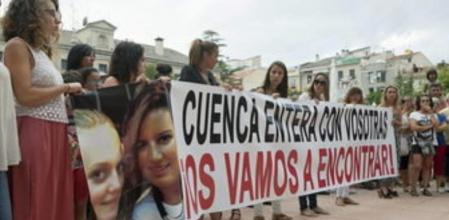 Miles de personas participan en la concentración convocada por las familias de Marina y de Laura, las chicas de 24 y 26 años de Cuenca que llevan desaparecidas desde el pasado jueves cuando fueron a encontrarse con el exnovio de una de ellas, que también está desaparecido, para reclamar la solidaridad de los conquenses en la búsqueda de estas dos jóvenes, hoy en la Plaza de España de Cuenca.