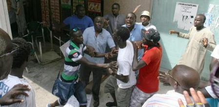 El hermano del mantero fallecido en Salou, Ibrahim Sylla (en el centro de la imagen con camisa), declarará como testigo el próximo lunes en Tarragona