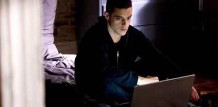 Rami Malek es Elliot, un hacker drogadicto que quiere cambiar el mundo en 'Mr Robot'.