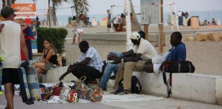 Imagen de archivo de unos manteros en el paseo marítimo de Vendrell