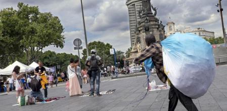 Los problemas con los manteros aumentan en Catalunya en el periodo estival