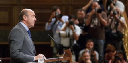 Pleno en el Congreso de los Diputados, con el ministro Luis de Guindos en el atril, en la que se celebró el debate sobre el tercer programa de ayuda a Grecia