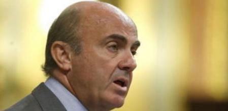 El ministro de Economía, Luis de Guindos, durante su intervención en el pleno del Congreso donde hoy se debate el tercer programa de ayudas a Grecia y la contribución española, cifrada en 10.148 millones de euros.