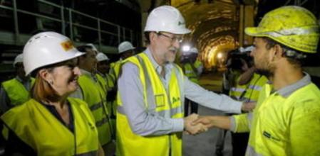 El presidente del Gobierno, Mariano Rajoy (c), que se encuentra de vacaciones en Galicia, junto a la ministra de Fomento, Ana Pastor, saluda a un trabajador durante la visita que ha realizado esta mañana a las obras de la Línea de Alta Velocidad (AVE) en el túnel de Prado (Vilar de Barrio).