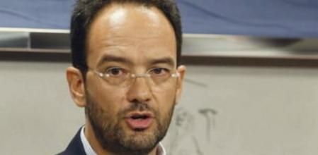 El portavoz parlamentario socialista, AntonioHernando, durante la rueda de prensa que ha ofrecido hoy en el Congreso de los Diputados.