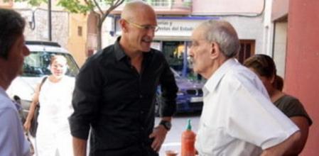 Romeva conversa con un vecino de Tordera durante su visita al municipio.