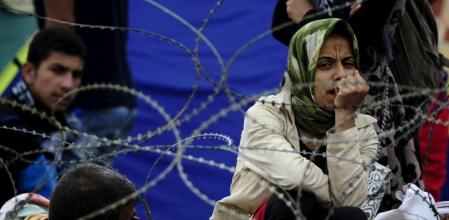 Una refugiada espera en la frontera de Grecia para poder pasar a Macedonia
