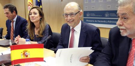 Cristobal Montoro, entre la secretaria de Estado de Presupuestos, Marta Currás, y el responsable de Administraciones Públicas, Antonio Beteta.