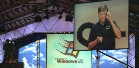 El fundador de Microsoft, Bill Gates, se dirige al público durante la presentación Windows 95