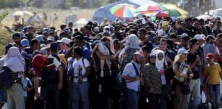 Los inmigrantes hacen cola para continuar con su viaje hacia el norte de Europa en Gevgelija, Macedonia