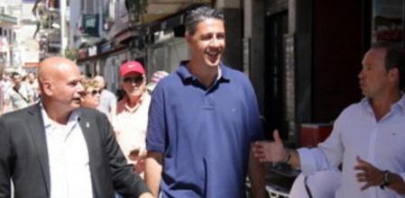 El candidato del PPC a la presidencia de la Generalitat, Xavier Garcia Albiol, durante un paso por el centro de Sitges.