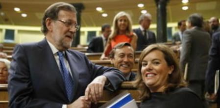El presidente del Gobierno, Mariano Rajoy, y la vicepresidenta, Soraya Sáenz de Santamaría, poco antes de la intervención del ministro de Hacienda, Cristóbal Montoro, en el Congreso donde defiende hoy los presupuestos para 2016, que ha definido como las cuentas que fortalecerán la recuperación y el Estado de bienestar, frente a todos los grupos de la oposición que de forma unánime han presentando enmiendas de totalidad. En el centro el portavoz del PP en la Cámara, Rafael Hernando.