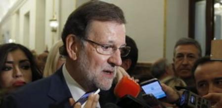 El presidente del Gobierno, Mariano Rajoy, hace declaraciones a los periodistas en los pasillos del Congreso de los Diputados tras la intervención del ministro de Hacienda, Cristóbal Montoro, defiende hoy en la Cámara los Presupuestos Generales del Estado para 2016.