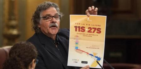 Joan Tardà desde el atril del Congreso de los Diputados con un cartel de la 'Vía Lliure'.