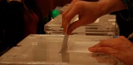 Un elector depositando un voto en una urna