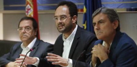 El portavoz parlamentario socialista, Antonio Hernando (c) y el portavoz de Hacienda, Pedro Saura (d), y el diputado Joan Rangel, durante la rueda de prensa que ofrecieron tras presentar hoy en el Congreso las enmiendas parciales a los Presupuestos Generales del Estado para 2016.