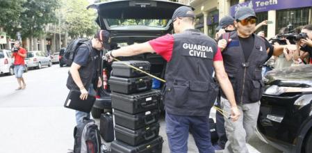 La Guardia Civil, durante el registro de la Fundació CatDem, vinculada a CDC