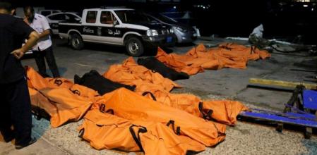 Cadáveres de inmigrantes y refugiados en Zuwara, tras el último naufragio