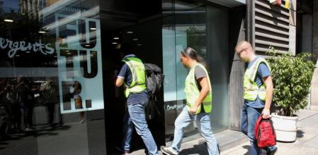 Efectivos de la Guardia Civil, a su llegada a la sede de CDC en la calle Còrsega