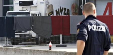 Un agente de policía hace guardia ante el camión en el que se encontraron al menos 70 refugiados muertos en una autopista de Austria