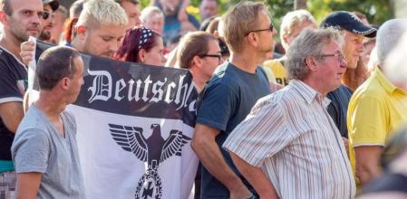 Unas mil personas se manifiestan con una bandera que reza: 