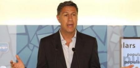 El candidato del PPC, Xavier Garcia Albiol, durante una rueda de prensa celebrada hoy en Barcelona, ha exigido que el president Artur Mas dé explicaciones en la Diputación Permanente del Parlament sobre los registros en la fundación CatDem y, de no hacerlo voluntariamente, solicitará su comparecencia, algo para lo que ha pedido el apoyo de PSC y C's.