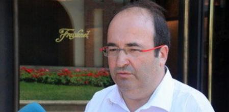 El cabeza de lista del PSC a les elecciones a la Generalitat, Miquel Iceta, atiende a los medios de comunicación a las puertas de Freixenet.