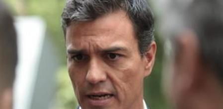 El líder del Partido Socialista Obrero Español (PSOE) Pedro Sánchez responde preguntas a periodistas. Insta a la ciudadanía catalana a 