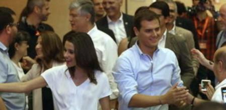 El presidente de Ciudadanos, Albert Rivera (d) y la candidata del partido a la presidencia de la Generalitat, Inés Arrimadas (i) al inicio del acto de presentación de la campaña de Ciudadanos, celebrado en Barcelona.