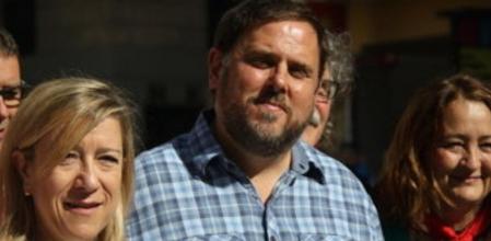 Neus Lloveras, alcaldesa de Vilanova i la Geltrú, con Oriol Junqueras en Vilafranca.