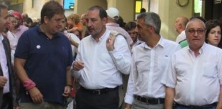 Ramon Espadaler, acompañado por los candidatos Jordi Subirana, Ramon Carbó y David Masdeu, en la visita a Vilafranca del Penedès con motivo de la fiesta mayor y la diada castellera de Sant Fèlix.