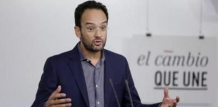 El portavoz del PSOE en el Congreso, Antonio Hernando, durante su intervención hoy en la presentación de un documento del partido sobre la crisis humanitaria en la UE y el Mediterráneo.