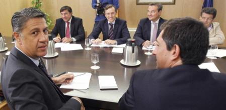 El candidato popular a la presidencia de la Generalitat, Xavier García Albiol, frente al portavoz parlamentario del PP, Rafael Hernando, entre otros, durante la reunión que ha mantenido con el Consejo de Dirección del PP en el Congreso